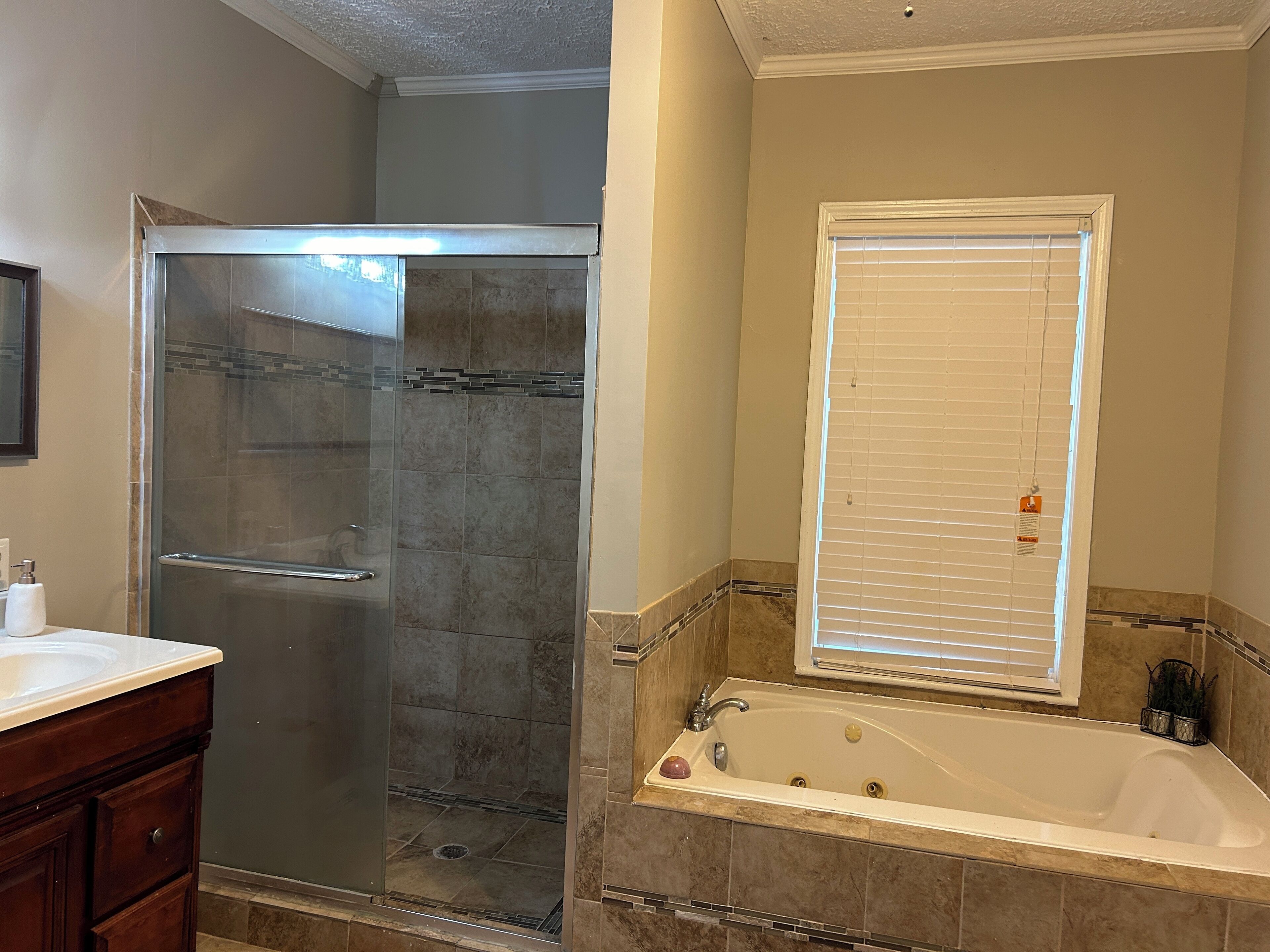 A couples delight only minutes away from major attractions in Greenville. 