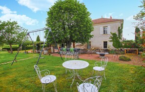 Outdoor dining - Nice home in Briennon (Briennon)