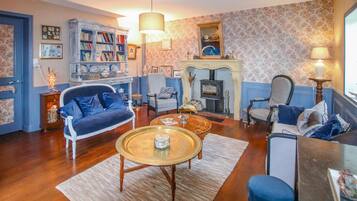 Smart TV, fireplace, ping pong, stereo