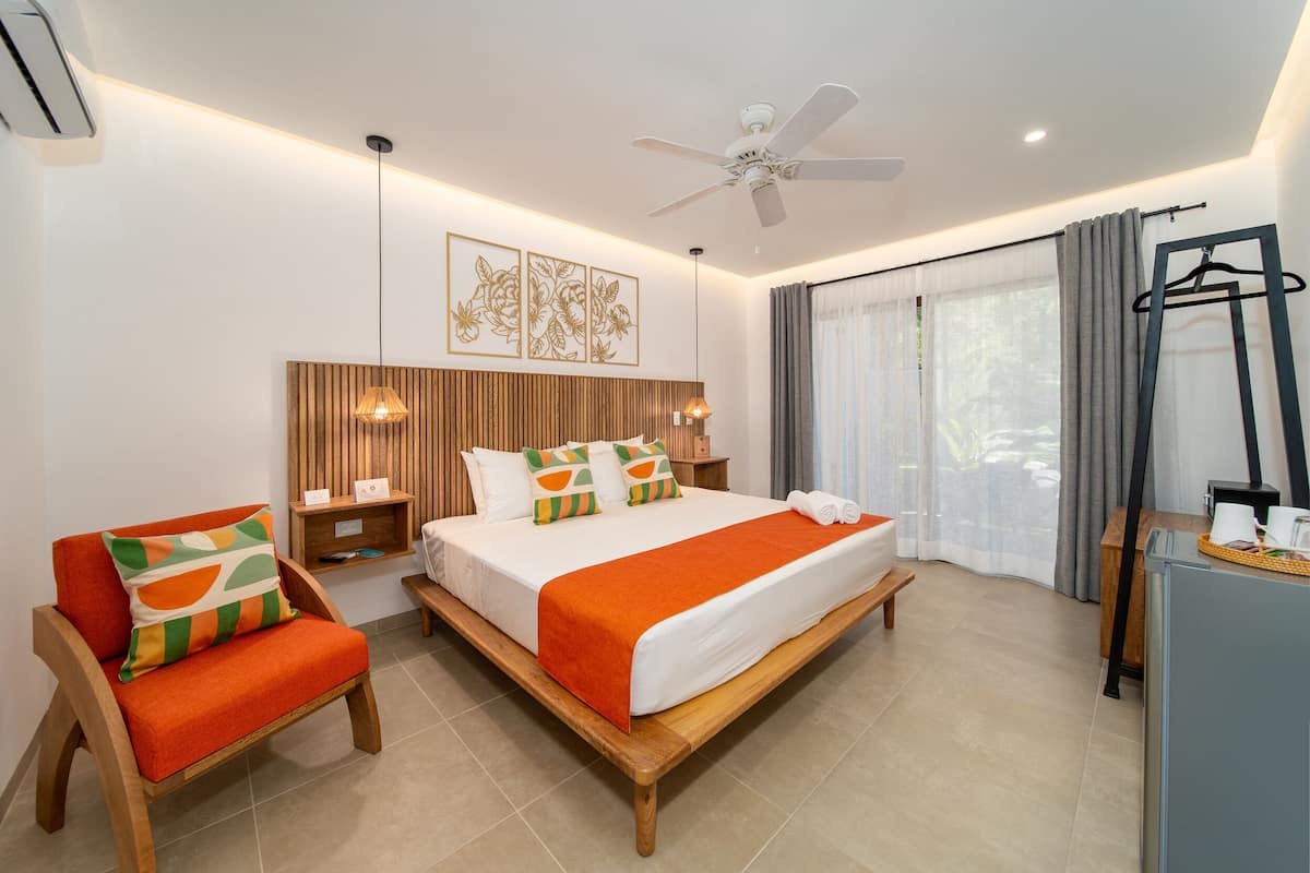 Deluxe Room, 1 King Bed | Premium bedding, in-room safe, blackout drapes, iron/ironing board