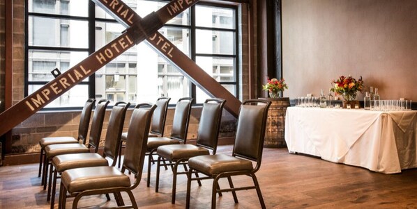 Meeting facility - Premium King | Rose City Hub +  Pulitzer Tribute (Portland)