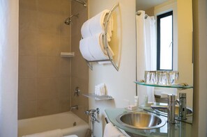 Séchoir à cheveux, serviettes fournies, savon, shampooing