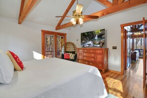 3 slaapkamers, een strijkplank/strijkijzer, wifi, beddengoed