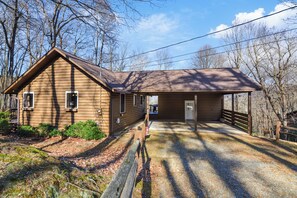 Exterior - Serene Mountain View Retreat. Pool, Firepit & Hot tub, Fireplace  Dogs Welcome! (Ellijay)