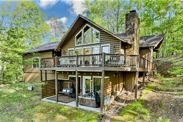 Exterior - Serene Mountain View Retreat. Pool, Firepit & Hot tub, Fireplace  Dogs Welcome! (Ellijay)