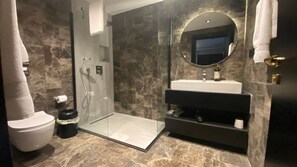 华丽双人房, 1 张大床, 无烟房, 山谷景观 | 浴室 | 淋浴设施、旋水按摩花洒、环保洗浴用品、吹风机