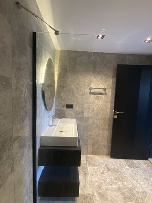 Habitación Deluxe doble, 1 cama de matrimonio, no fumadores, vistas al valle | Baño | Ducha y cabezal de ducha con hidromasaje