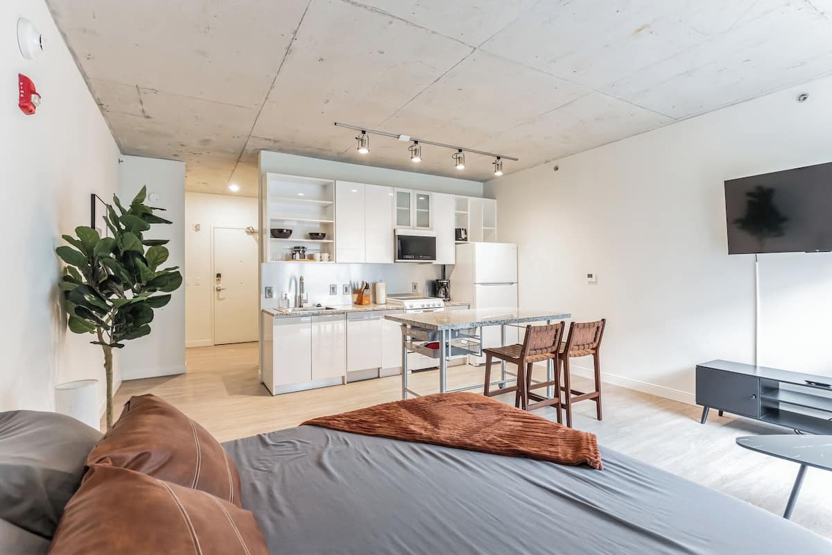 Estudio urbano, vista a la ciudad | 1 habitación, wifi gratis y ropa de cama