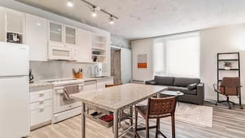 Apartamento urbano, vista para a cidade | Cozinha privada | Geladeira grande, micro-ondas, cooktop, cafeteira/chaleira