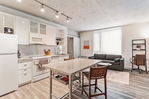 City Apartment, City View | Private kitchen