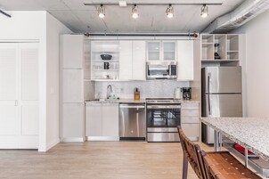 Kaupunkihuoneisto, useita sänkyjä, kaupunkinäköala | Yksityinen keittiö | Täysikokoinen jääkaappi, mikroaaltouuni, liesi, kahvin-/teenkeitin