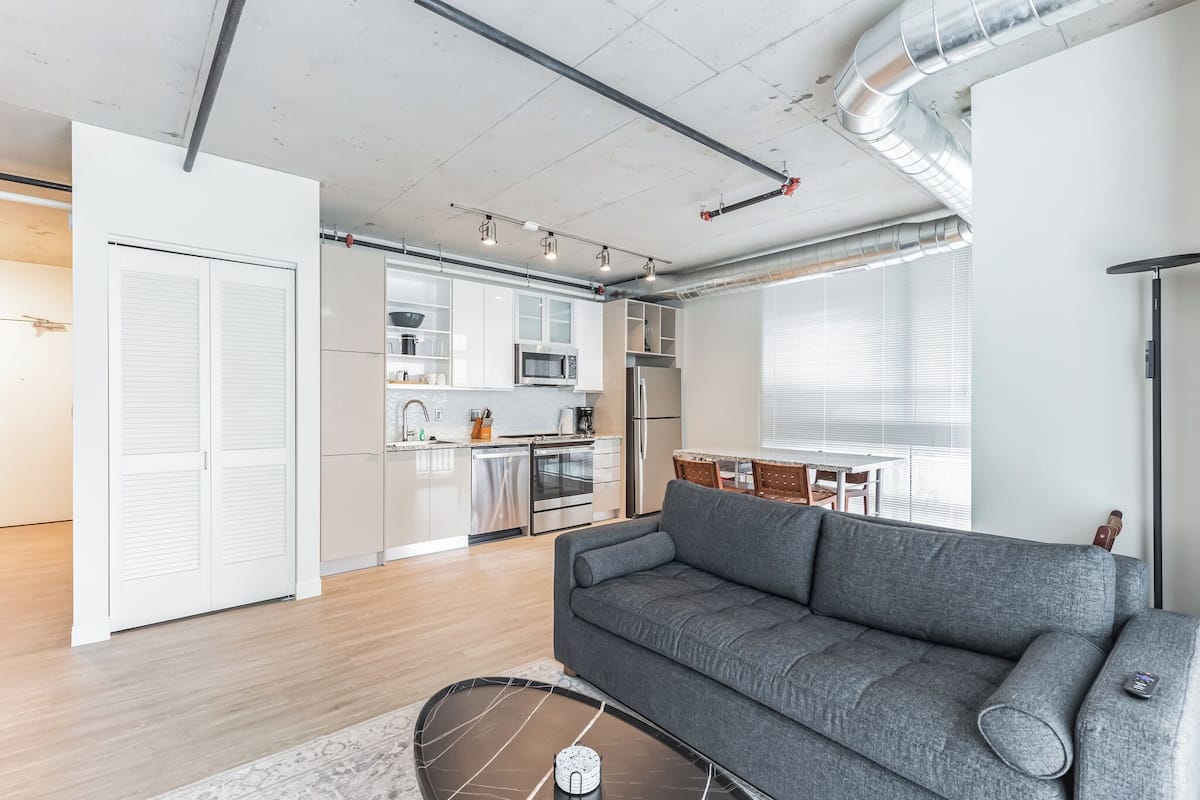Departamento urbano, varias camas, vista a la ciudad | Área de sala de estar | Smart TV de 50 pulgadas con canales digitales, Netflix y Hulu