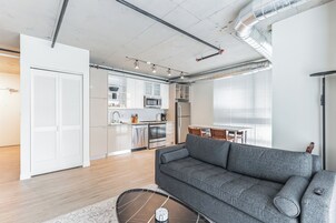 Kaupunkihuoneisto, useita sänkyjä, kaupunkinäköala | Oleskelualue | Älytelevisio, Netflix, Hulu, suoratoistopalvelut