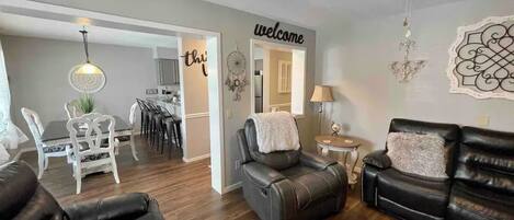 智能电视、壁炉、DVD 播放器、书