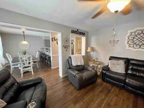 Smart-tv, eldstad, dvd-spelare och böcker