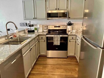Beechside Breeze Luxury Condo with Pool & Hot tub