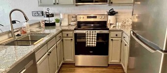 Beechside Breeze Luxury Condo with Pool & Hot tub
