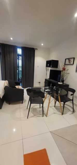 Comfort Single Room | Free WiFi - Embassy garden ebs legend luxury studio  (Accra)
