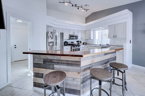 Spacious Modern/Rustic Home, Minutes from Las Vegas Strip!