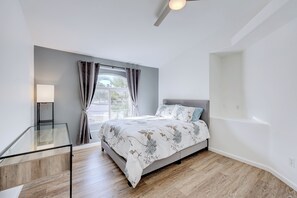 3 bedrooms, desk, iron/ironing board, free WiFi - Spacious Modern/Rustic Home, Minutes from Las Vegas Strip! (Las Vegas)