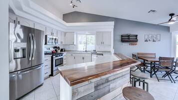 Frigorífico, microondas, horno y placa de cocina