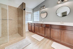 Douche, sèche-cheveux, serviettes fournies, savon