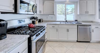 Spacious Modern/Rustic Home, Minutes from Las Vegas Strip!