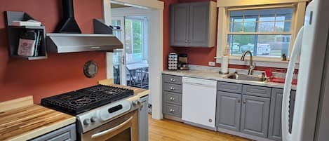 Fridge, microwave, stovetop, dishwasher