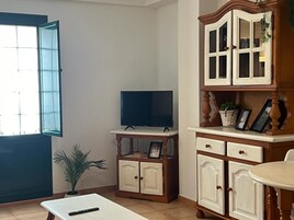 Apartamento Confort | Zona de estar | Televisión de pantalla plana de 32 pulgadas con canales por satélite