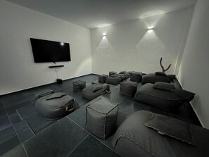 Een flatscreentelevisie