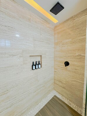 Deluxe-Apartment, Gartenblick | Badezimmer | Dusche, Haartrockner, Handtücher, Seife