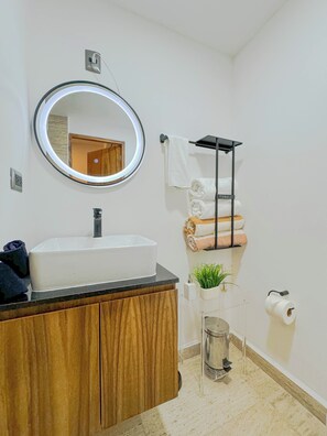 デラックス アパートメント ガーデンビュー | バスルーム | シャワー、ヘアドライヤー、タオル、石鹸