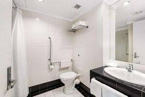 Toallas, jabón, shampoo, papel de baño 