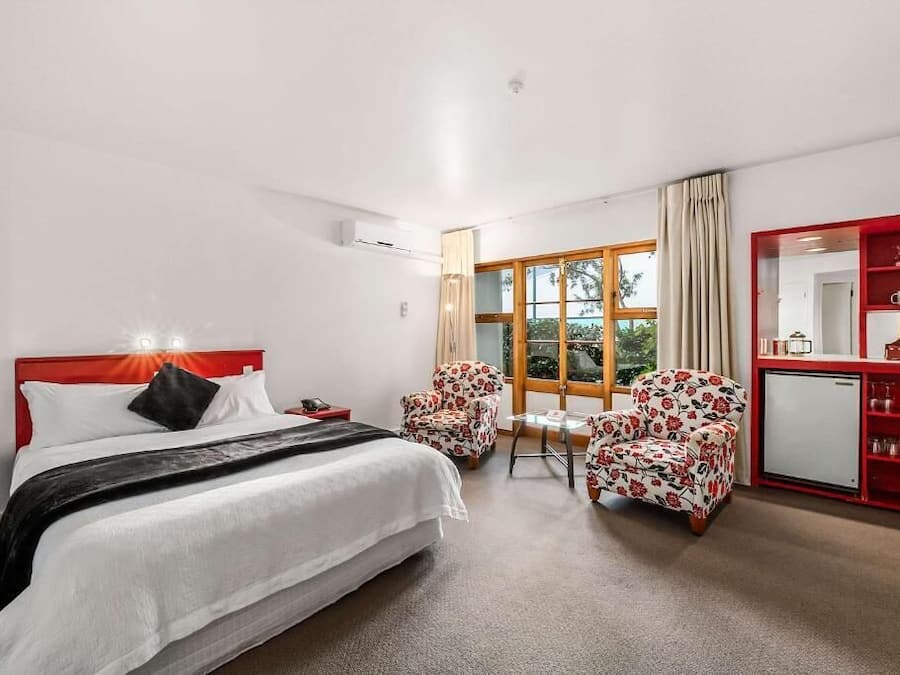 Business Suite | Blackout curtains, iron/ironing board, free WiFi, bed sheets