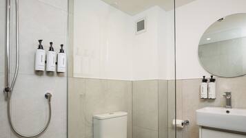 Deluxe Room, 1 King Bed, Non Smoking | Bathroom