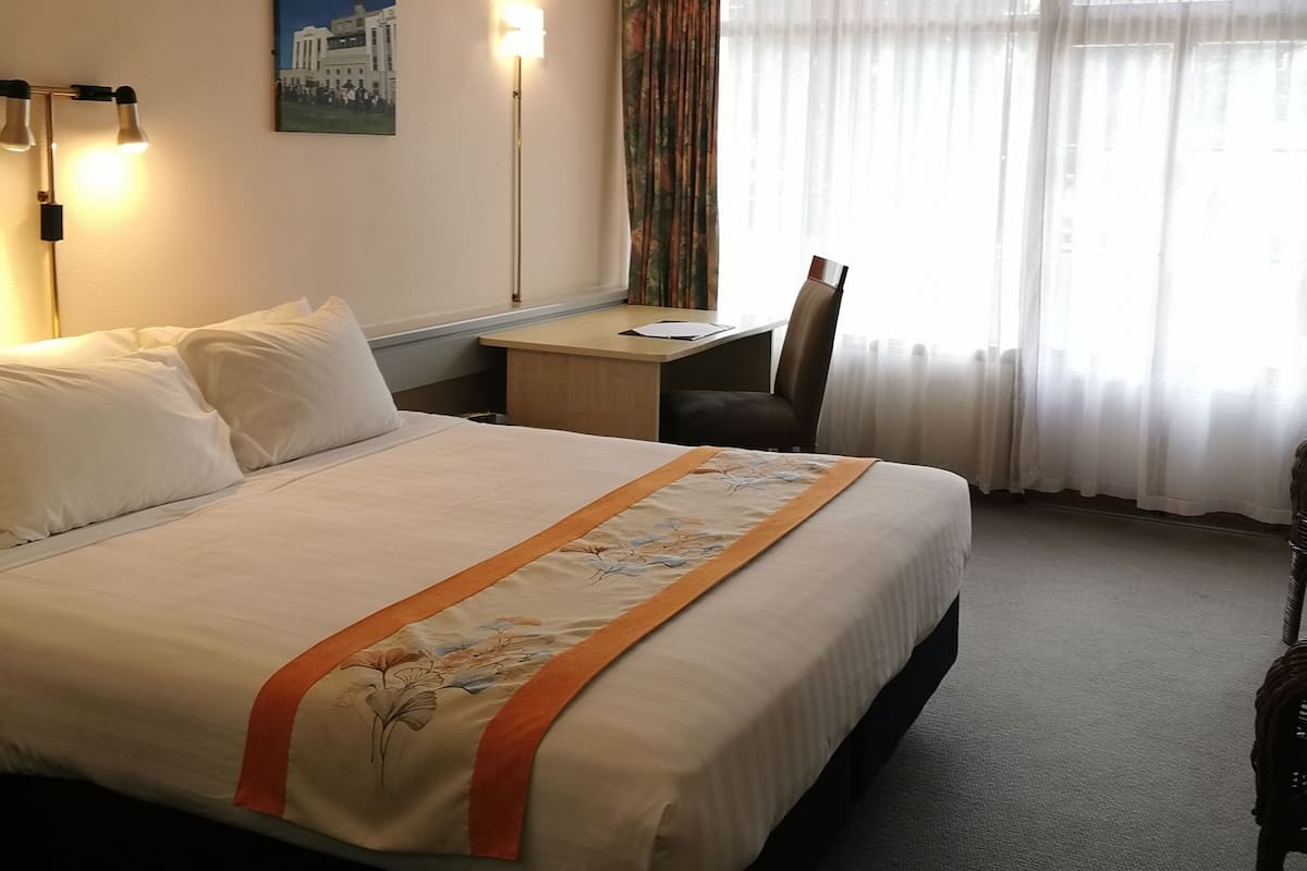 Standard Single Room, Non Smoking | 1 bedroom, blackout curtains, iron/ironing board, free WiFi