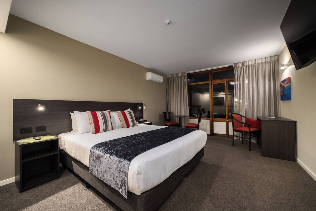 Quarto luxo, 1 cama King, para não fumantes | Cortinas blackout, ferros/tábuas de passar roupa, Wi-Fi de cortesia