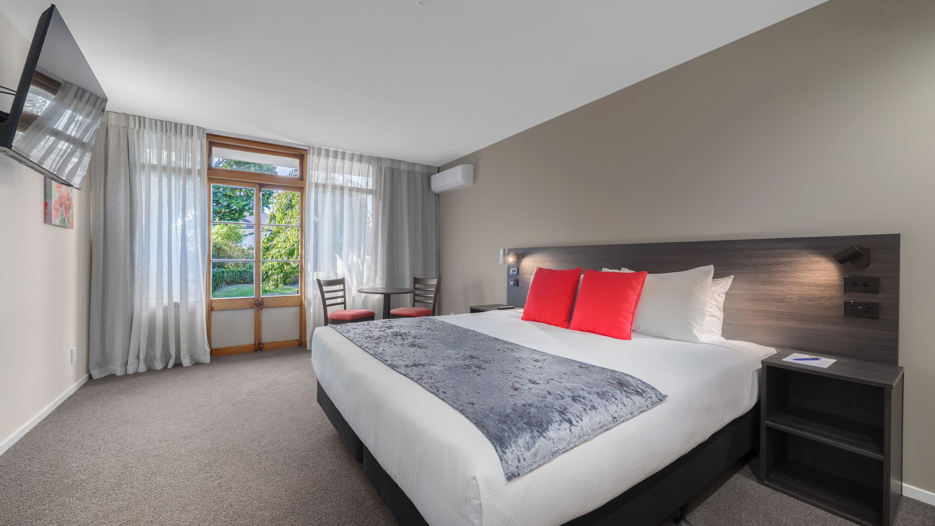 ستائر تعتيم ومكواة/لوح كي وواي فاي مجانًا وملاءات أسرّة