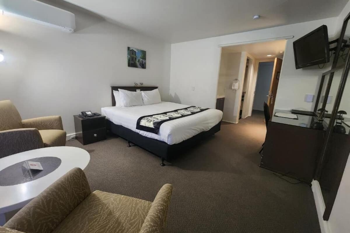 ستائر تعتيم ومكواة/لوح كي وواي فاي مجانًا وملاءات أسرّة