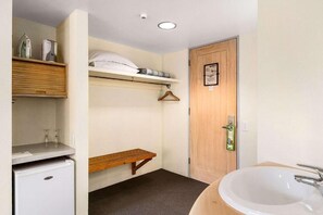 Blackout drapes, iron/ironing board, free WiFi, bed sheets - The Angus Hotel (Lower Hutt)