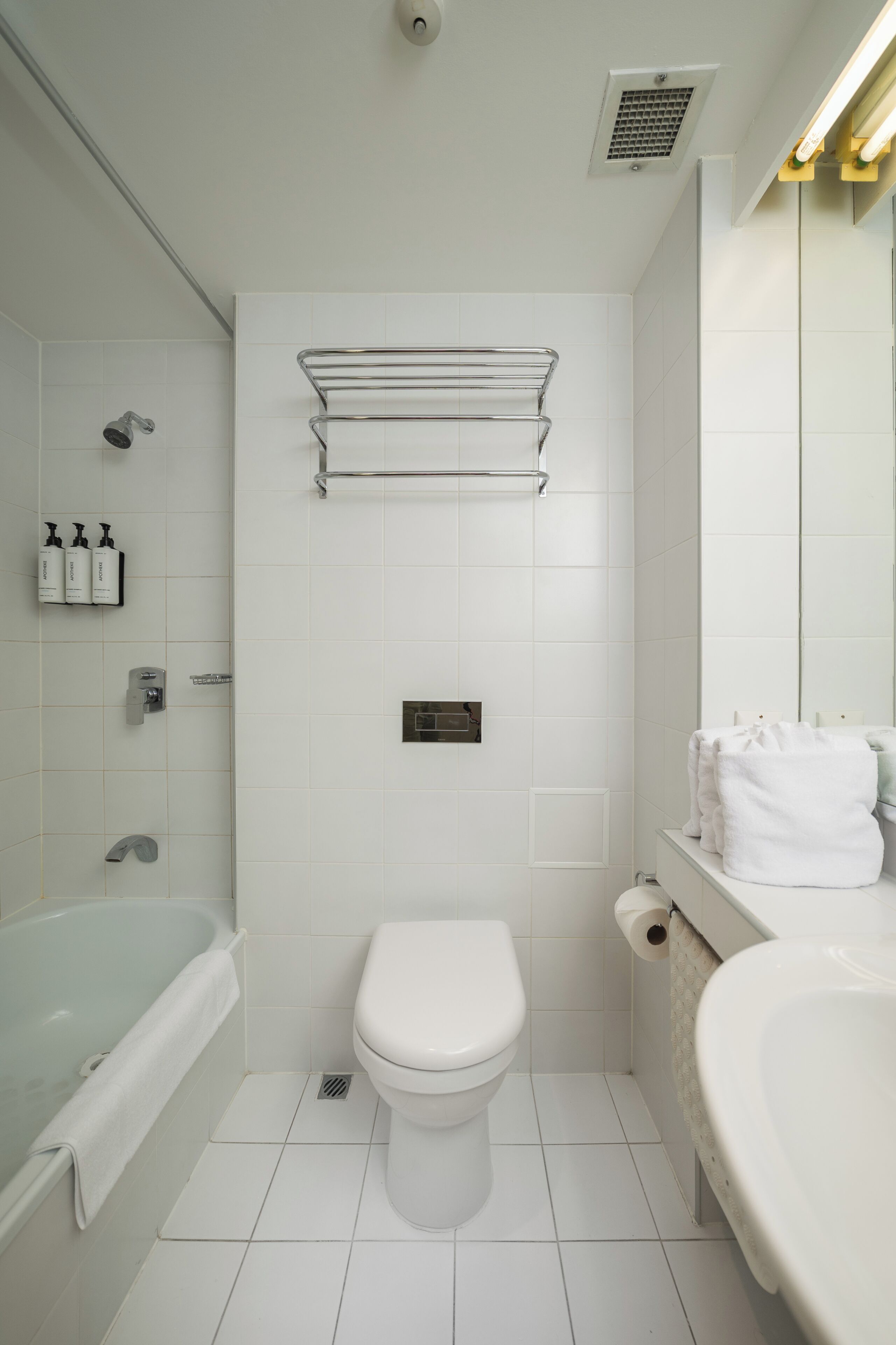 Kamar Klasik, 1 Tempat Tidur King, Bebas Asap Rokok | Kamar mandi | Handuk, sabun, sampo, dan tisu toilet