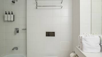 Kamar Klasik, 1 Tempat Tidur King, Bebas Asap Rokok | Kamar mandi | Handuk, sabun, sampo, dan tisu toilet