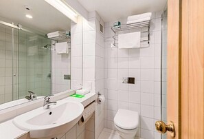 Estúdio standard, para não fumantes | Banheiro | Toalhas de banho, sabonete, shampoo, papel higiênico