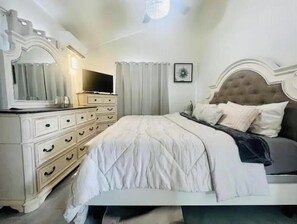 2 bedrooms, iron/ironing board, WiFi, bed sheets - Camelot Luxury Suite (Discovery Bay)