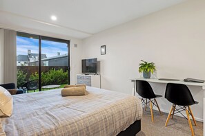 1 bedroom, iron/ironing board, WiFi, bed sheets - Citypad Studio Christchurch (Christchurch)
