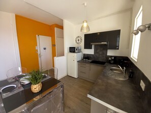 Kühlschrank, Mikrowelle, Geschirrspüler, Toaster