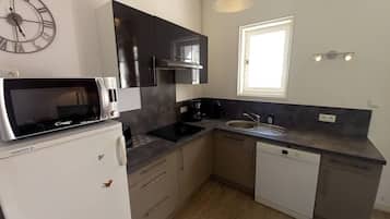 KĂŒhlschrank, Mikrowelle, GeschirrspĂŒler, Toaster