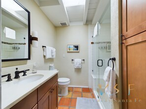 Chuveiro, secador de cabelo, toalhas de banho 