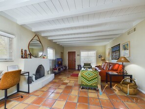 TV connectée, cheminée, livres