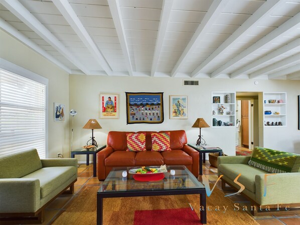 Smart TV, lareira, livros